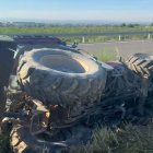 Bolca un tractor en un voral de la C-12 a Torrelameu