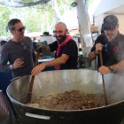 Una colla de l'Aplec del Caragol fent la primera caragolada.