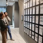 Visitants durant la inauguració de l’exposició, abans que fos cancel·lada. - ACN / M. R. / ANA