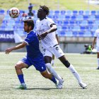 Moró Sidibé pugna per una pilota amb un jugador del Badalona, en una acció del partit d’anada. - INGRID SEGURA