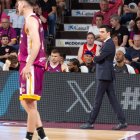 Gerard Encuentra, observant els seus jugadors a la pista durant l’últim partit. - JAVI ENJUANES