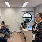 La consellera, amb un pacient que rep quimioteràpia a l’hospital del Pallars. - ACN