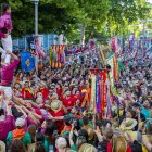 L’exhibició dels Castellers de Lleida durant Lo Caragolasso, que va encetar ahir l’Aplec del Caragol a la glorieta dels Camps Elisis. - GERARD HOYAS