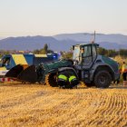 Agents de Trànsit dels Mossos d’Esquadra inspeccionant el tractor implicat en el sinistre. - GERARD HOYAS