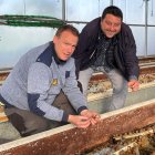 Xavi Uriach i el president de la Fecoll, Ferran Perdrix, a la granja de Caragols Almacelles. - JORDI ECHEVARRIA