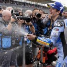 Àlex Márquez destapa xampany celebrant el seu primer triomf en un esprint aquesta temporada. - EFE