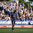 Wilber, contrariat amb l’afició visitant celebrant al fons. - INGRID SEGURA