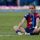 Aitana Bonmatí, asseguda a la gespa amb un clar gest de tristesa i amb la medalla de subcampiona penjada al coll, després que el Barça perdés la Champions davant de l’Arsenal. - EFE
