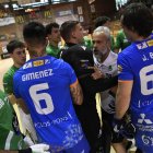 El tècnic gallec Copa també es va encarar amb Darío al final del partit. - SANTI IGLESIAS