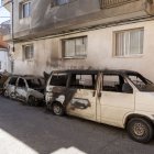 Cremats dos vehicles i una furgoneta, sense ferits, als Mangraners - PAU PASCUAL PRAT