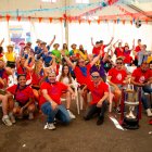 La penya de l’Aplec Caraculers va tornar a instal·lar una pantalla per seguir la final.