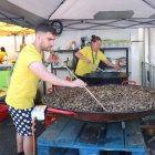 Una colla de l'Aplec del Caragol de Lleida preparant caragols per dinar