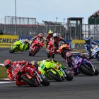 Marc Márquez liderant un grup durant la cursa. - ESTRELLA GALICIA