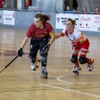 Arantxa González, que va marcar dos dels gols de l’Alpicat, supera Jana Crespo.