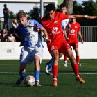 Un jugador de l’Alcarràs protegeix la pilota davant la pressió d’un futbolista de l’Alpicat. - INGRID SEGURA