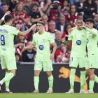 Jugadors del Barcelona celebren un dels gols que va anotar Lewandowski, ahir a Bilbao, en l’últim partit de la Lliga. - EUROPA PRESS