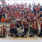 La plantilla de l’Alpicat celebra la victòria amb l’afició en l’últim partit a casa de la temporada. - ANIOL MORAL