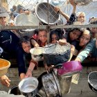 Nens palestins lluiten per rebre queviures distribuïts per organitzacions benèfiques a Khan Yunis. - MOAZ ABU TAHA / APA IMAGES VIA ZUM / DPA