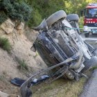Un vehicle accidentat ahir a la C-12 a Maials. - GERARD HOYAS