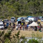 Participants ahir en una festa il·legal en una finca forestal de Llardecans. - GERARD HOYAS