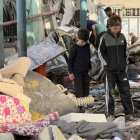Vista de los cadáveres y los escombros causados por el ataque aéreo israelí contra la escuela Al Jerjawi, en el barrio de Al Daraj, en la ciudad de Gaza.