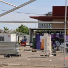 Tasques de desmuntatge de carpes, ahir als Camps Elisis. - AMADO FORROLLA