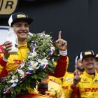 El pilot català celebra el triomf amb el tradicional pot de llet. - EFE/CHRIS JONES/INDYCAR