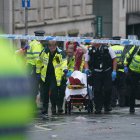 Una de les víctimes de l’atropellament és retirada en llitera. - EUROPA PRESS