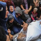Familiars ploren per la mort dels seus pròxims després d’un atac. - OMAR ASHTAWY / ZUMA PRESS / CONTACTOPHOTO