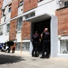 Diversos agents al portal del pis on es va trobar el cadàver. - NORMA VIDAL/ACN