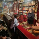 Alumnes i gent gran van visitar les botigues museu de Salàs de Pallars, van passejar i van compartir les hores amb jocs de taula i altres activitats. - E.A.V.