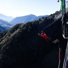 Un bomber va ser el primer a estrenar l’activitat. - FERNANDO GALINDO/DIARI D’ANDORRA