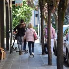 Una ordenança obligarà a posar-se casc per circular amb patinet elèctric. - C.SANS