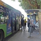 Ciutadans pujant a un autobús urbà ahir a l’avinguda de Blondel. - AMADO FORROLLA