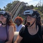 Visitantes disfrutando de la nueva experiencia 'El Diablo Neo' de PortAventura Park.