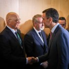 El president del Banc Sabadell, Josep Oliu; i el president del govern espanyol, Pedro Sánchez, a les jornades del Cercle d'Economia.
