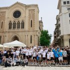 Fotografia de grup d’alumnes que han participat en el projecte, ahir a la plaça Sant Joan. - MARIO GASCÓN/PAERIA