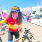 Ramona mostra la medalla d’or obtinguda a l’Estatal.