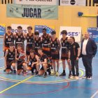 L’equip sub-20 del CB Solsona posa amb el trofeu de subcampió.