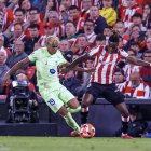 Lamine Yamal disputa una pilota davant de Nico Williams en l’últim partit de Lliga a Bilbao. - EFE