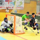 Darío Giménez remunta per darrere de la porteria de Martí Serra perseguit per Saavedra. - SEBAS MONCUSÍ