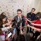 Carlos Cuerpo va anunciar la decisió als periodistes al Senat, després que tanquessin les borses. - ALBERTO ORTEGA / EUROPA PRESS