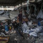 Dos homes observen la runa del seu refugi a Gaza després dels bombardejos israelians. - EFE/EPA/MOHAMMED SABER