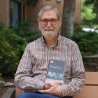 L’escriptor i periodista barceloní Ramon Solsona, ahir a Lleida amb el seu llibre ‘El carrer de la xocolata’. - MAGDALENA ALTISENT