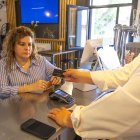 Una veïna retira diners al bar social dels Alamús a través del nou servei.