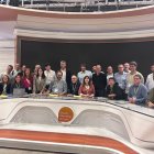 Òscar Fernández, director de Lleida Televisió, amb la resta de la delegació als estudis de la BBC.
