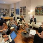 L’edil de Cultura, Pilar Bosch, i l’alcalde, Fèlix Larrosa, ahir en la reunió amb la direcció del CNL. - AJUNTAMENT DE LLEIDA