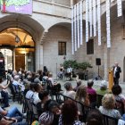 L’acte de commemoració de les víctimes, amb la llista de noms penjada, ahir al pati de l’IEI. - AMADO FORROLLA