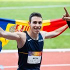 Pol Moya celebra amb la bandera andorrana l’or aconseguit en els 800 metres. - FERNANDO GALINDO/DIARI D’ANDORRA