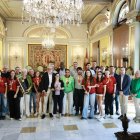 La plantilla del Lleida HC, amb els representants municipals en la recepció a la Paeria. - MARIO GASCÓN